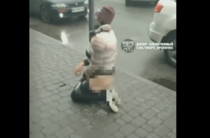 Σε αυτούς δίνουμε όπλα!! Της κατέβασαν το παντελόνι και την έδεσαν στο πεζοδρόμιο, vid
