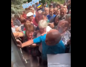 Ουρές και σπρωξίματα για λίγο φαΐ! Τραγικές εικόνες στην Ουκρανία, vid