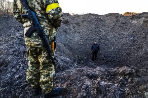 Ουκρανός σκοτώνεται ακαριαία από ελαττωματικό (νατοϊκό;;;) όπλο, vid