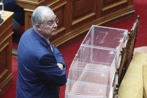Ο Κωνσταντίνος Τασούλας συμμετείχε στο λαϊκό προσκύνημα για τον Αρχιεπίσκοπο Αναστάσιο
