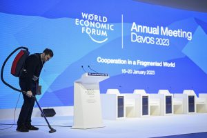 Πρόστυχες απειλές κατά των ανθρώπων στο WEF: «Έχουμε το καρότο και το μαστίγιο», vid