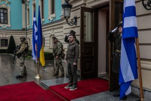 Ευρωβαρόμετρο: Σχεδόν 6/10 Έλληνες λένε όχι στην στρατιωτική βοήθεια στην Ουκρανία