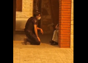Πρωτοφανείς εικόνες! Αστυνομικοί προσπαθούν να πείσουν καλόγριες να εγκαταλείψουν μοναστήρι, vid