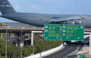 Εντυπωσιακό ΒΙΝΤΕΟ: Αμερικανικό μεταγωγικό πάνω από την Αττική Οδό