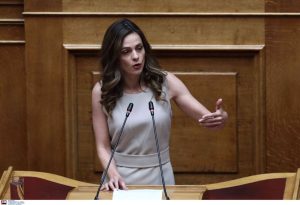 Αχτσιόγλου: «Αδιανόητη η νομιμοποίηση της 16ωρης εργασίας»