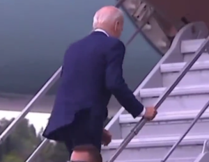 Πάλι κόντεψε να γκρεμοτσακιστεί ο Μπάιντεν, vid