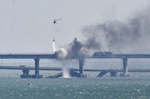 «Επικείμενη επίθεση στην γέφυρα της Κριμαίας»! «Σκυλιά, πλησιάζει η Ημέρα της Κρίσης», απαντά η Μόσχα