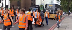 Φαρσέρ “εκδικήθηκαν” τους οικο-διαδηλωτές της “Just Stop Oil” – Δείτε τι έκαναν στην εκδήλωσή τους (video)