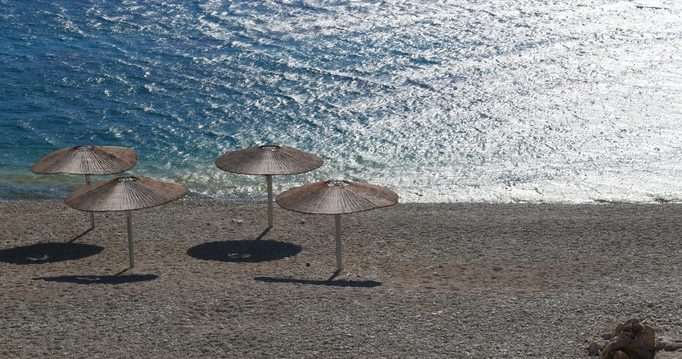 Η εικόνα του καλοκαιριού: Οπλισμένοι Ιρανοί στην αμμουδιά… περιμένουν τους Αμερικανούς – Vid