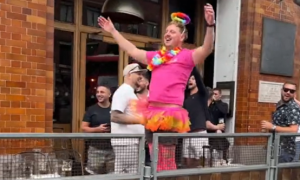 Οι διεθνιστές σε μεγάλα κέφια… Δείτε video με “διαμαρτυρία” από το “αυθόρμητο” κίνημα “Απλά Σταματήστε το Πετρέλαιο”