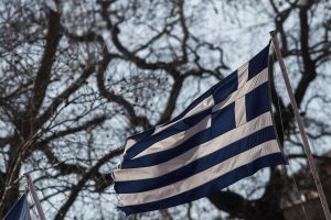 28η Οκτωβρίου: Υψώθηκε μία τεράστια ελληνική σημαία στο λιμάνι της Χίου