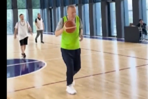 Ο Ερντογάν έπαιξε…μπάσκετ με βουλευτές του κόμματός του, vid