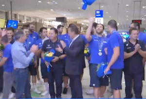 Εθνική πόλο: Καταχειροκροτούμενοι έφτασαν στην Ελλάδα οι ασημένιοι πρωταθλητές κόσμου, vid