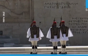 Εύζωνες: Αλλαγή φρουράς σε συνθήκες καύσωνα, vid