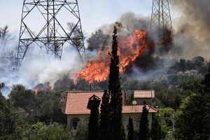 Μήνυμα του 112 για τη δασική πυρκαγιά στα Δερβενοχώρια: «Παραμείνετε σε εσωτερικούς χώρους, κλείστε πόρτες και παράθυρα»