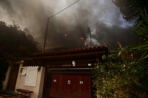 Μεγάλη φωτιά στον Νέο Κουβαρά – Εντολή για εκκένωση στο Λαγονήσι, Σαρωνίδα, Ανάβυσσο (video)