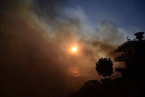 Ρόδος: Μάχη με τις αναζωπυρώσεις δίνουν οι πυροσβεστικές δυνάμεις στο νησί