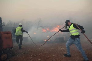 Φωτιές: Αναφορά για 23 πυροσβέστες που μεταφέρθηκαν στο νοσοκομείο με αναπνευστικά προβλήματα