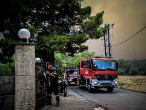 Φωτιά – Ρόδος: Εγκυμονούσες τουρίστριες φιλοξενεί στο σπίτι του κάτοικος του νησιού