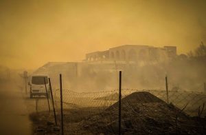 Ασταμάτητη η φωτιά στη Ρόδο: Kατευθύνεται στο Γεννάδι – Έκαψε σπίτια στο Ασκληπιείο (video)
