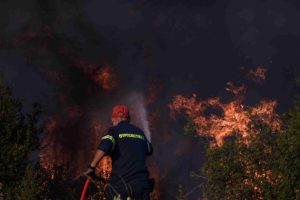 Δυτική Αχαΐα: Ενισχύονται οι δυνάμεις πυρόσβεσης στην περιοχή Κάλφα