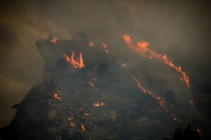 Aπόλυτο ΣΟΚ στην Αιγιαλεία: Οι φλόγες απειλούσαν τα διόδια, αλλά αυτά δούλευαν κανονικά (video)
