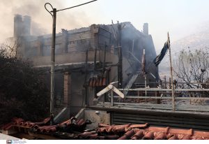 Μάνδρα: Για 5η ημέρα κάτοικος κοιμάται στην ταράτσα του καμένου του σπιτιού
