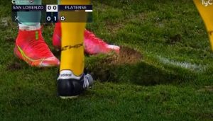 ΕΠΟΣ!!! Παίκτης «έσκαψε» το γήπεδο σε πέναλτι και άλλαξαν εστίες εκτέλεσης