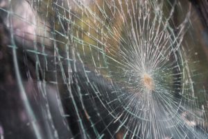 Ευρώπη: Αφρικανοί σπάνε αμάξια κατοίκων για την…πλάκα τους, vid