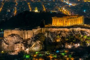 Μια παιδική χαρά με θέα την Ακρόπολη