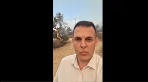 Tο selfie βίντεο του Καραμέρου με φόντο ένα φλεγόμενο δέντρο ξεσήκωσε αντιδράσεις