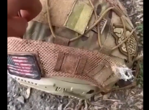 Ματωμένο αμερικανικό κράνος σε χέρια Ρώσου: «Γιατί δεν μείνατε στη χώρα σας;;;», vid