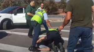 «Πρέπει να τους λέμε ευχαριστώ»: Το σχόλιο για το ξύλο αστυνομικών και πολιτών στην Μάνδρα, vid