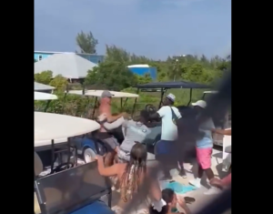 Έγινες της κακομοίρας!!! Άγριο ξύλο σε αποβάθρα της Αλαμπάμα – ΒΙΝΤΕΟ
