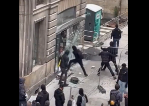 Γαλλία: Όχλος εναντίον βιβλιοπωλείου…