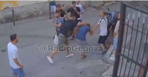 Αλλοδαποί ύποπτοι για κακοποίηση νεαρών κοριτσιών λιντσάρονται από Ναπολιτάνους – ΒΙΝΤΕΟ