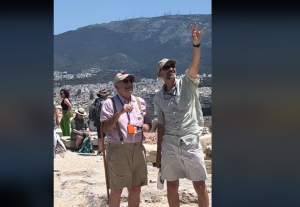 VIRAL: Ομογενής ετών 89 έρχεται για πρώτη φορά στην Ελλάδα και το ΒΙΝΤΕΟ γίνεται ανάρπαστο