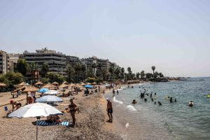 Καύσωνας «Κλέων»: Έχουν σπεύσει οι Αθηναίοι στις παραλίες της Αττικής για να δροσιστούν