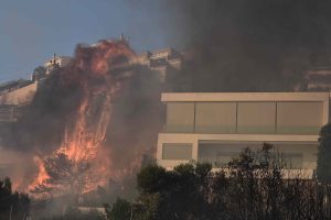 Κάτοικος Λαγονησίου: “Τεράστια αναζωπύρωση – Αν περάσει την Καλυβίων θα ζήσουμε δεύτερο Μάτι” (video)