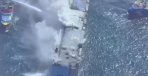 Ολλανδία: Επιχειρούν τη ρυμούλκηση του φλεγόμενου πλοίου – Η φωτιά εικάζεται ότι άρχισε από ηλεκτρικό αυτοκίνητο…