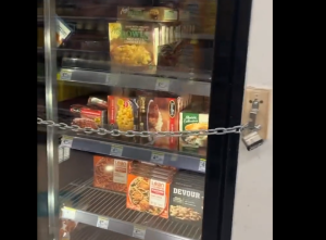 Βάζουν αλυσίδες με λουκέτα σε ψυγεία σούπερ μάρκετ!! Απίστευτες εικόνες στις ΗΠΑ, vid