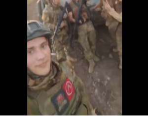 Ρώσος με «Λ» στέλνει…χαιρετίσματα στον Ζελένσκι μπροστά από Bradley, vid