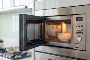 Το απόλυτο κόλπο όταν ζεσταίνουμε το φαγητό στο φούρνο μικροκυμάτων