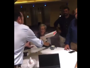 «Μας δωροδοκείς;;», είπαν στελέχη του ΣΥΡΙΖΑ στον Παππά – Ακολούθησαν γέλια… – vid