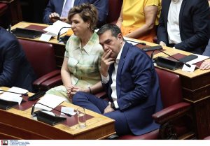 Ο Τσίπρας ο μοναδικός πολιτικός αρχηγός που μπήκε σήμερα από την πίσω είσοδο της βουλής (video)