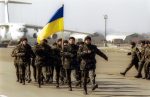 Ουκρανοί στρατιώτες παρελαύνουν