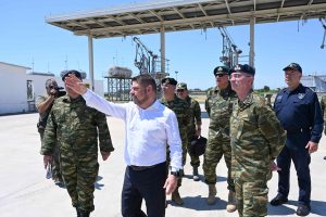 Οι αντιδράσεις των κομμάτων για το φιάσκο με τη φωτογραφία Χαρδαλιά μπροστά από “απόρρητο στρατιωτικό χάρτη”