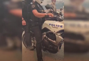 Συγκλονιστικό ΒΙΝΤΕΟ! Αστυνομικοί της ΔΙΑΣ σώζουν πολίτες λίγο πριν τους προλάβουν οι φλόγες