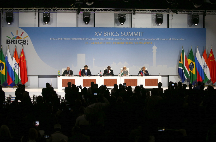«Σεισμός» στους BRICS!!! Επίσκεψη του Κλάους Σβαμπ στην Νότια Αφρική (video)
