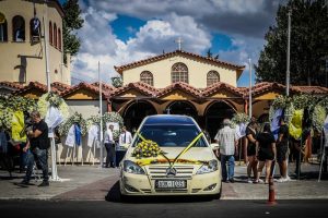 «Πού σε πηγαίνουν παιδί μου;» – Θρήνος στην κηδεία του δολοφονηθέντα Μιχάλη στην Ελευσίνα, vid